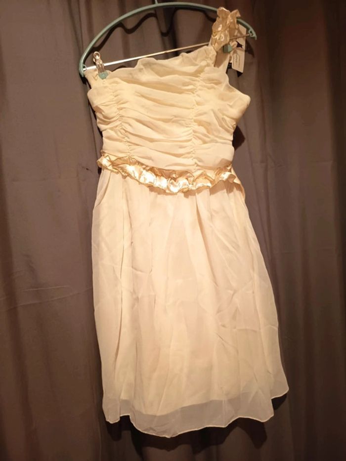 Robe soirée, bustier Une manche sans bretelles et l'autre satin filet or. Marque U Queenie.