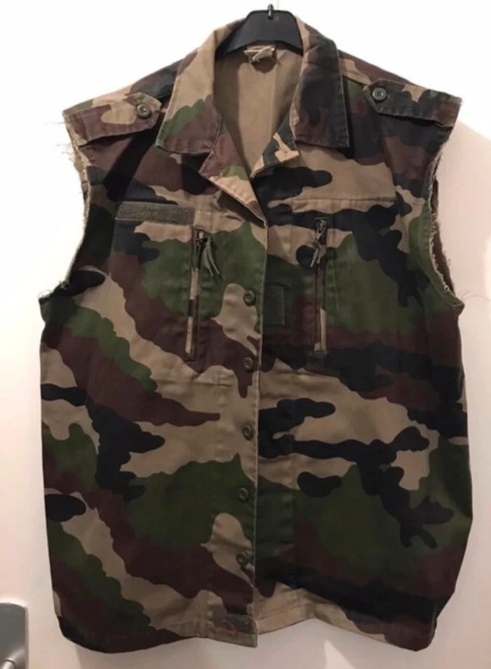 Veste militaire sans manches noir kaki avec des poches sur le torse T.U