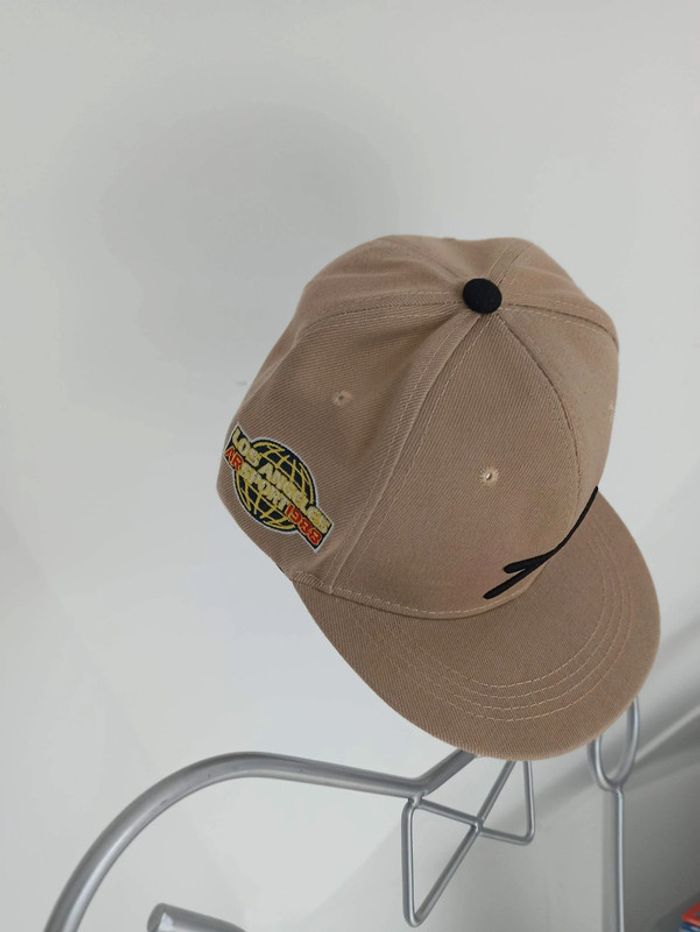 Casquette avec la lettre A - photo numéro 3
