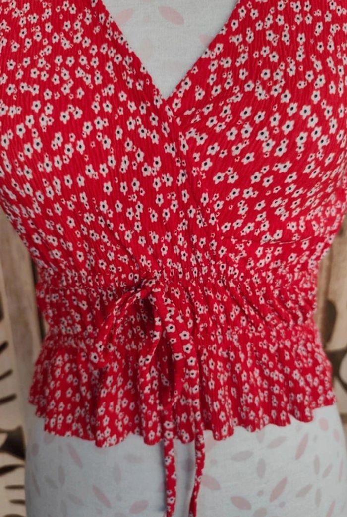 Top court fleuri rouge et blanc - Effet taille smockée et lien à nouer - Taille XS Bershka - photo numéro 5