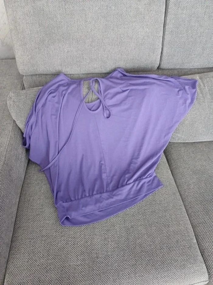 Joli haut violet avec ouverture sur les manche taille 40 - photo numéro 3