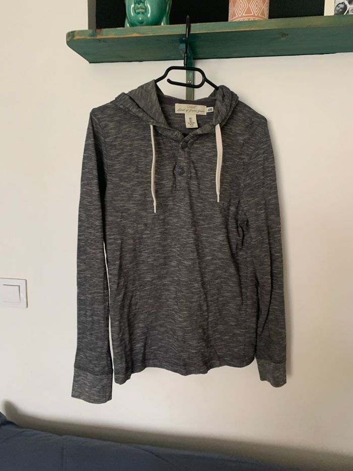 Haut à capuche