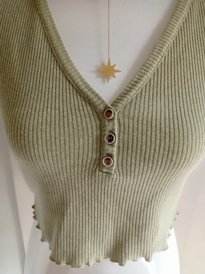 Haut court crop top côtelé vert amande boutons col V T.38 Pull&Bear - photo numéro 2