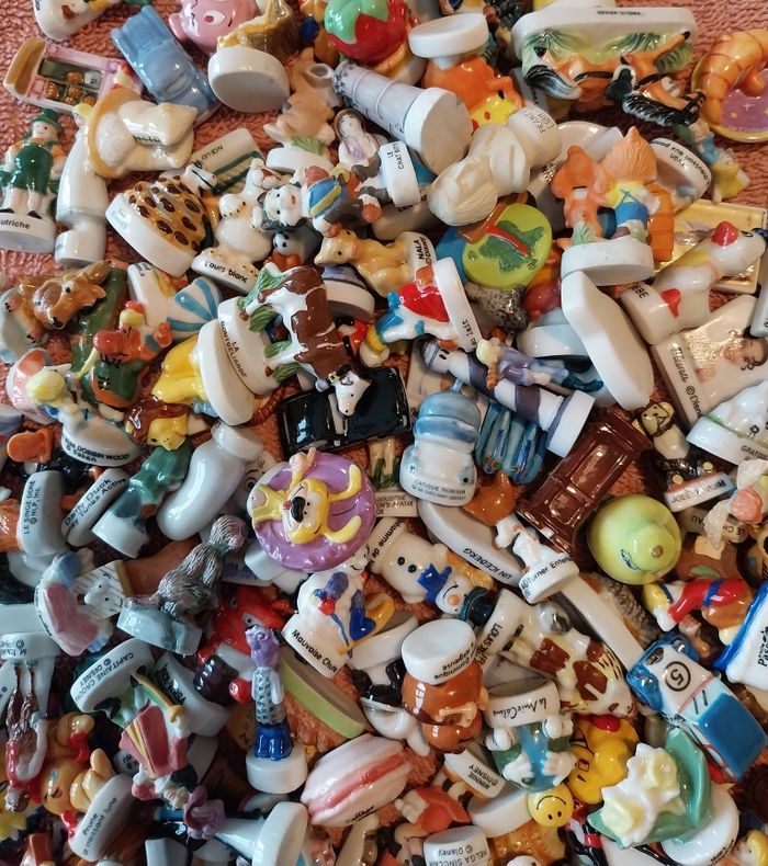 lot n°3 de 200 fèves Asterix Disney Looney Tunes dessin animé film animation etc...... - photo numéro 3