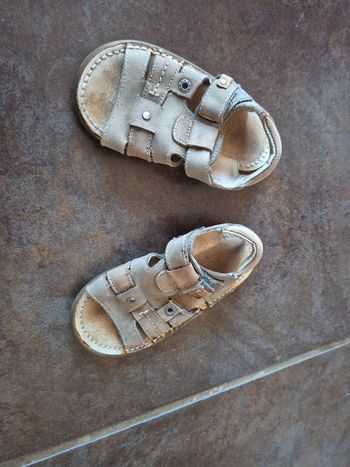 Nu pied garçon