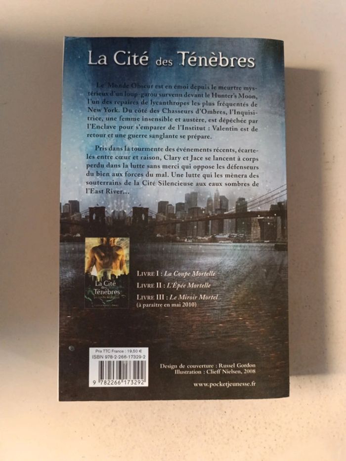 Cassandra Clare la cité des ténèbres l'épée mortelle - photo numéro 2