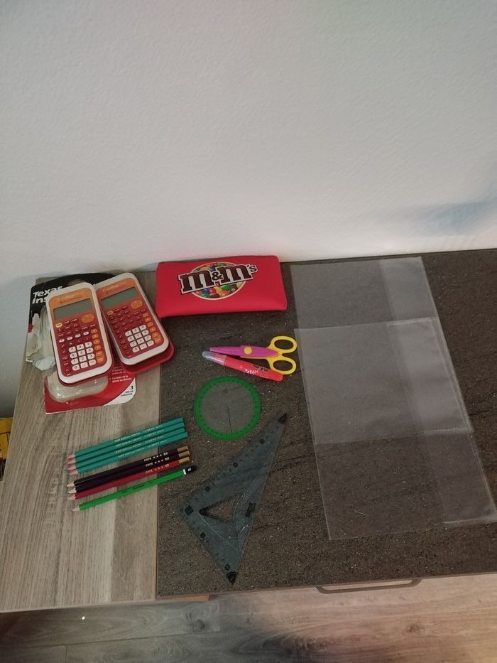 Lot fournitures scolaires