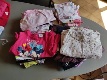 Lot de 37 t-shirts fille taille 6 mois