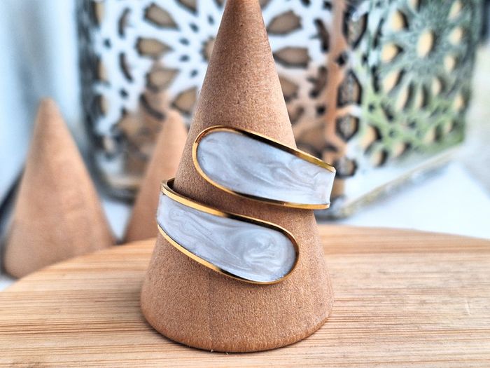 Bague Doré ouverte, avec du nacre blanc, Elégant et Minimaliste, Ajustable