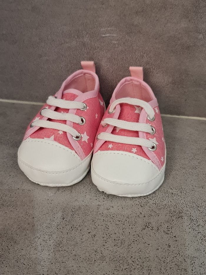 Chaussons petites étoiles 6-9 mois neufs