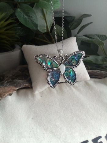 Collier pendentif papillon pierre d'abalone et cristal