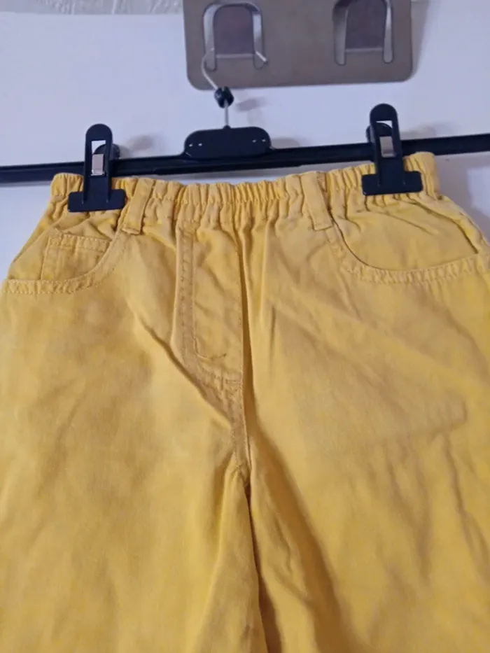 Joli pantalon moutarde.  C&A. 2 ans - photo numéro 2
