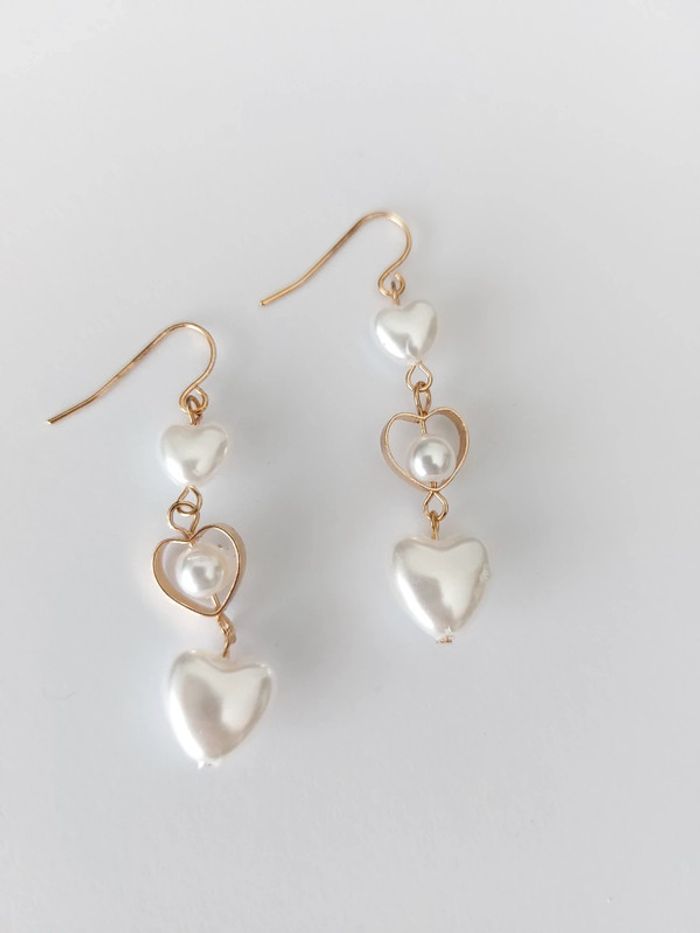 Boucles d'oreilles pendantes  - cœur blanc  - bohème coquette 🌸 - photo numéro 2