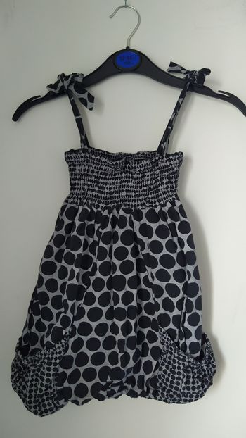 Robe à pois noirs en 4 ans