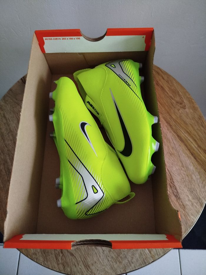 Crampons Nike T 32 - photo numéro 2
