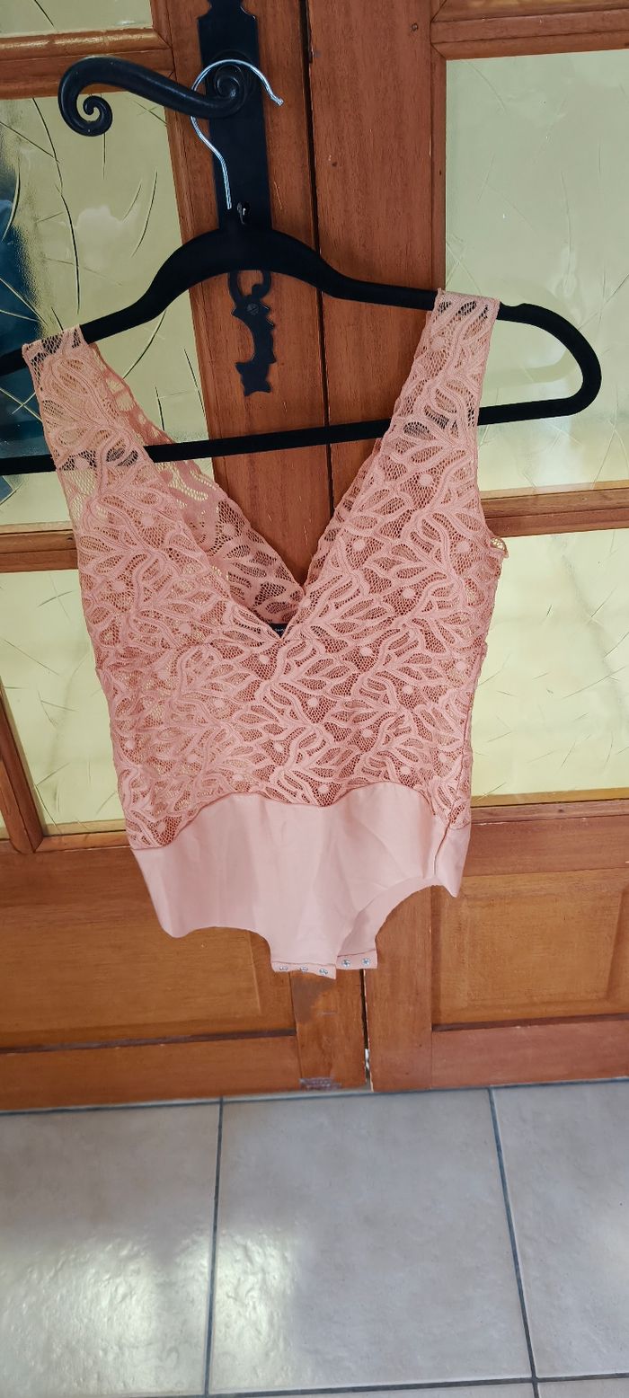 Body rose en dentelle taille 36
