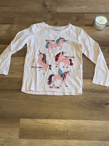Je vend un haut manche longue fille taille 5 ans très bon état 