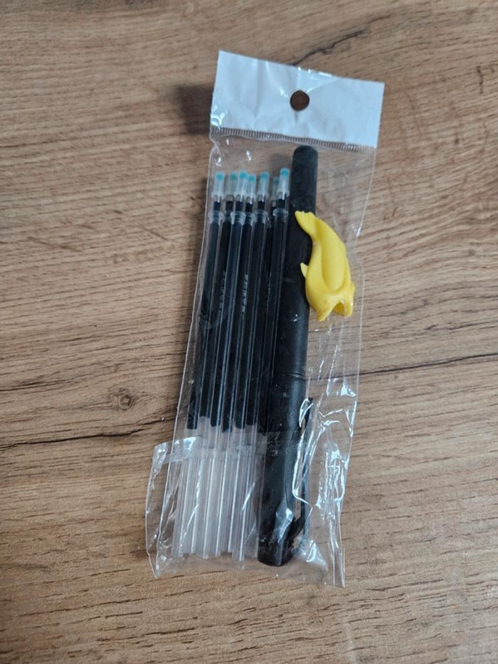 Stylo bleu avec ses recharges bleu