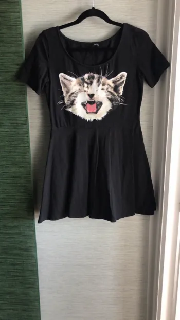 Robe H&M noire avec tête de chat