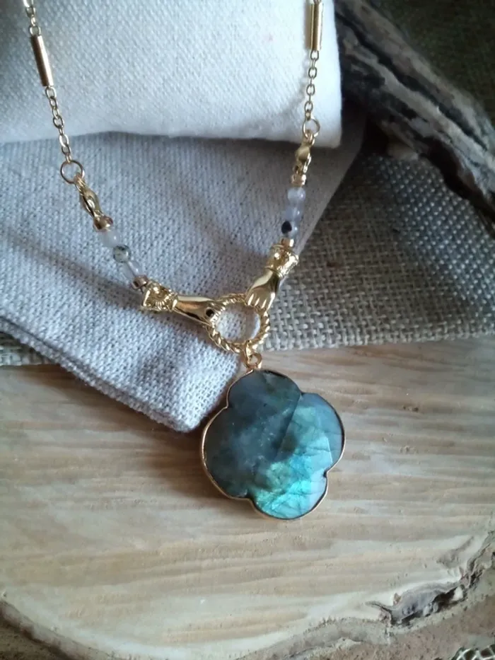 Collier pendentif trèfle en pierre de labradorite naturelle - photo numéro 2