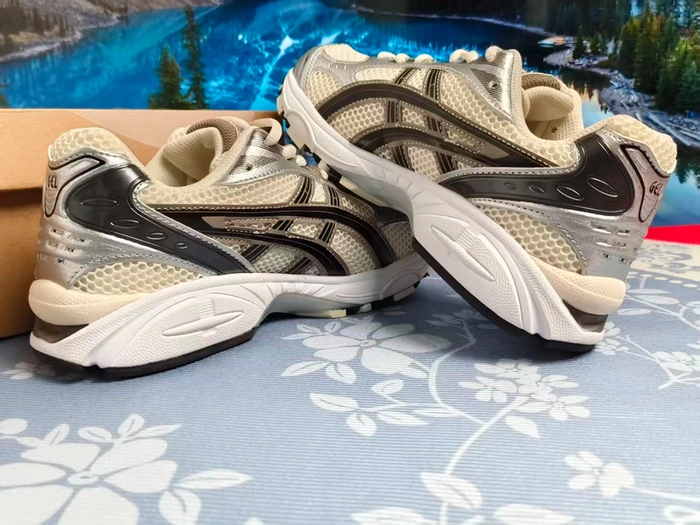 ASICS Gel-Kayano 14  Crème Noire  42 - photo numéro 2