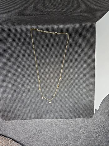Jolie collier doré neuf avec petites étoiles brillantes