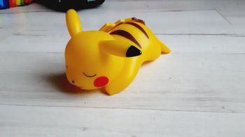 Veilleuse Pokémon Pikachu jaune couché 25 cm de longueur