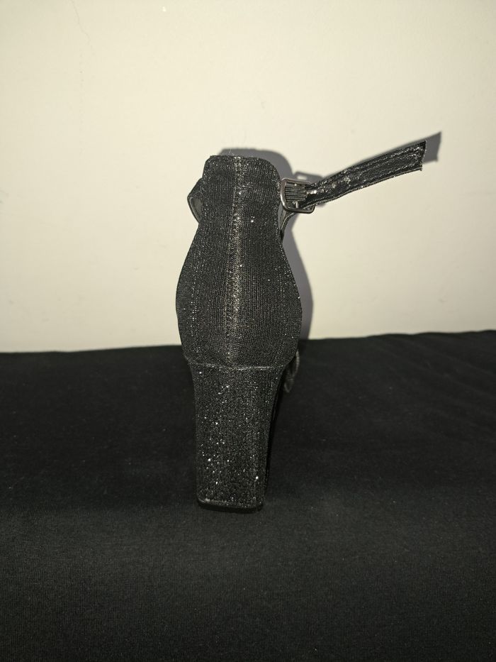 Talons hauts noirs ouverts avec paillettes - photo numéro 4