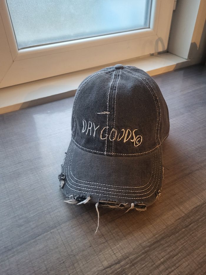 Casquette collab H&M et jean Michel Basquiat