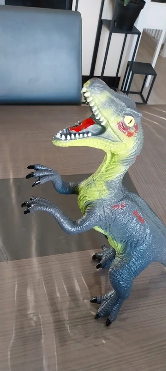 Dinosaure grand modèle en plastique. Très bon état - photo numéro 4