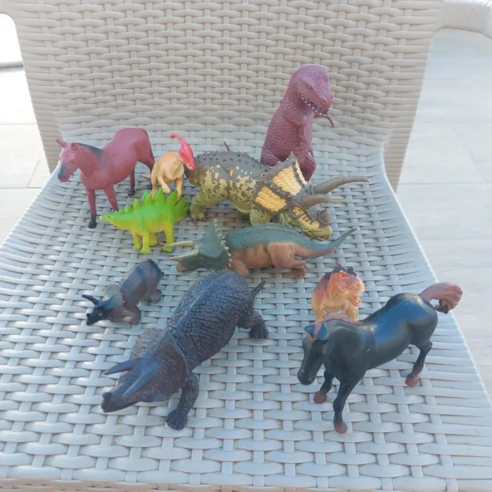 Lot 8 dinosaures et 2 chevaux