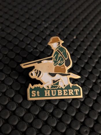 Pin's Chasse Saint Hubert Chasseur chien