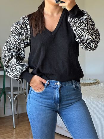 Petit Pull Noir à Manches Zébrées – Taille Unique – Neuf