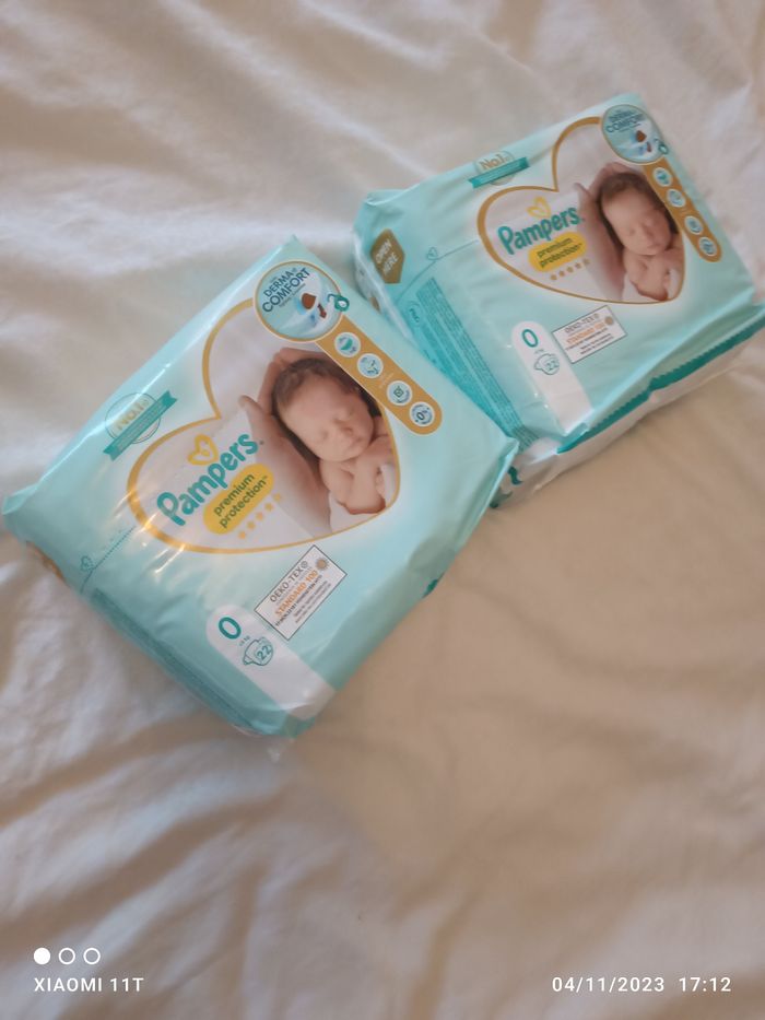 Paquets de couches, neufs.