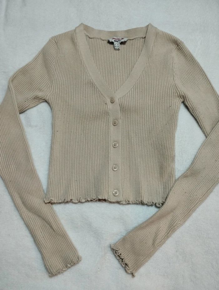 Pull beige bouton et manches longues