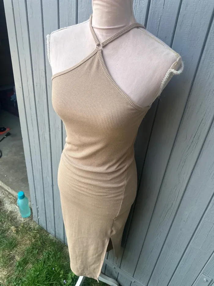 Robe d’été beige fines bretelles moulante longue - photo numéro 3