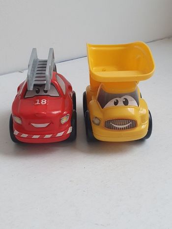 2 vehicules ( pompier et chantier)