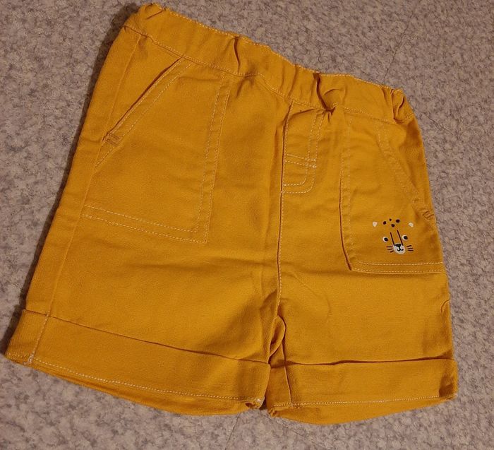 Short jaune - photo numéro 2