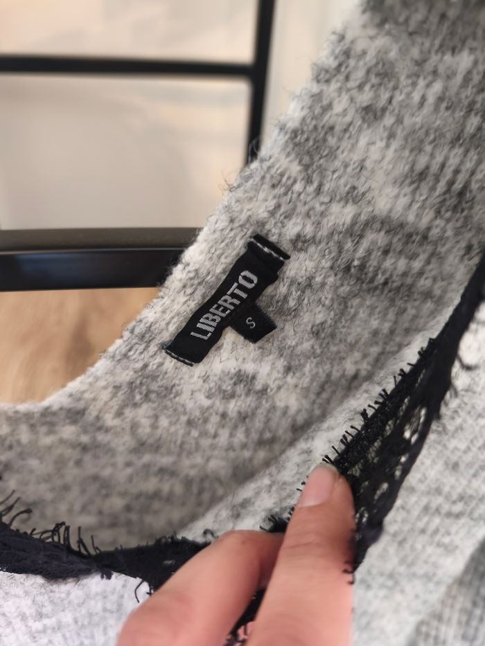 Pull gris et dentelle noire - photo numéro 2