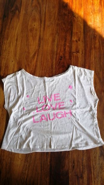 T-shirt blanc moucheté avec des écritures roses