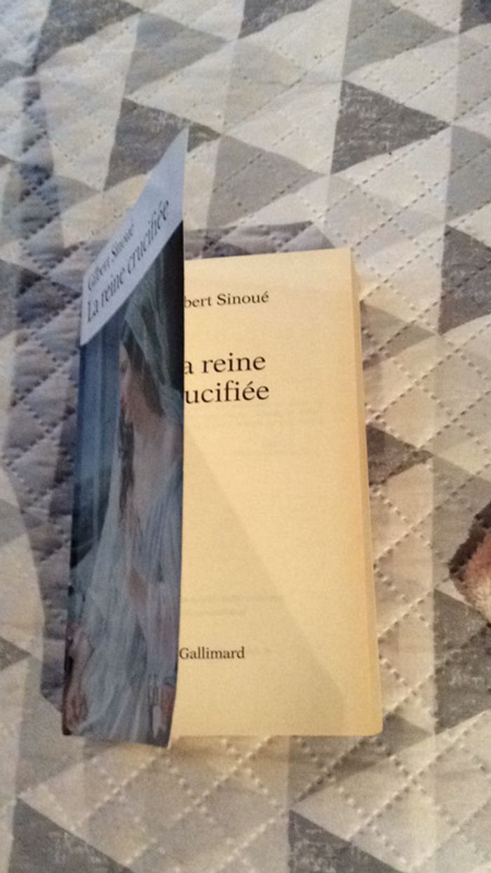 #la Reine crucifié par Gilbert Sinoué - photo numéro 3