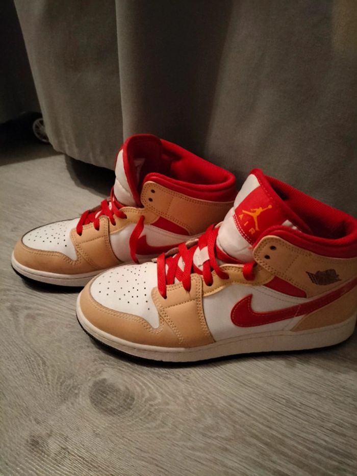 Baskets montantes Jordan Nike pointure 39 en très bon état - photo numéro 3