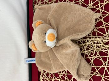 Doudou plat carré ours beige nez jaune ORCHESTRA