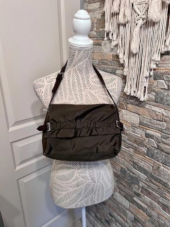 Très beau sac à mains couleur kaki avec fermeture et pression  26/17cm