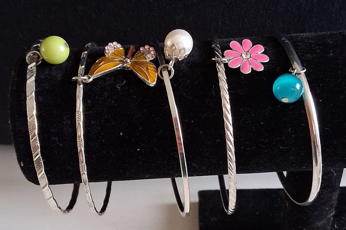 5 bracelets avec breloque - photo numéro 9