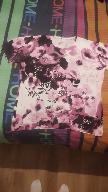 T shirt fleuri mauve et noir
