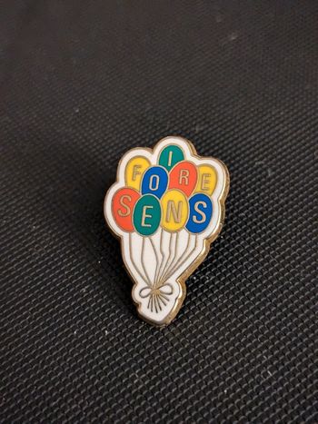 Pin's foire de Sens (89) numéroté et signé Delsart