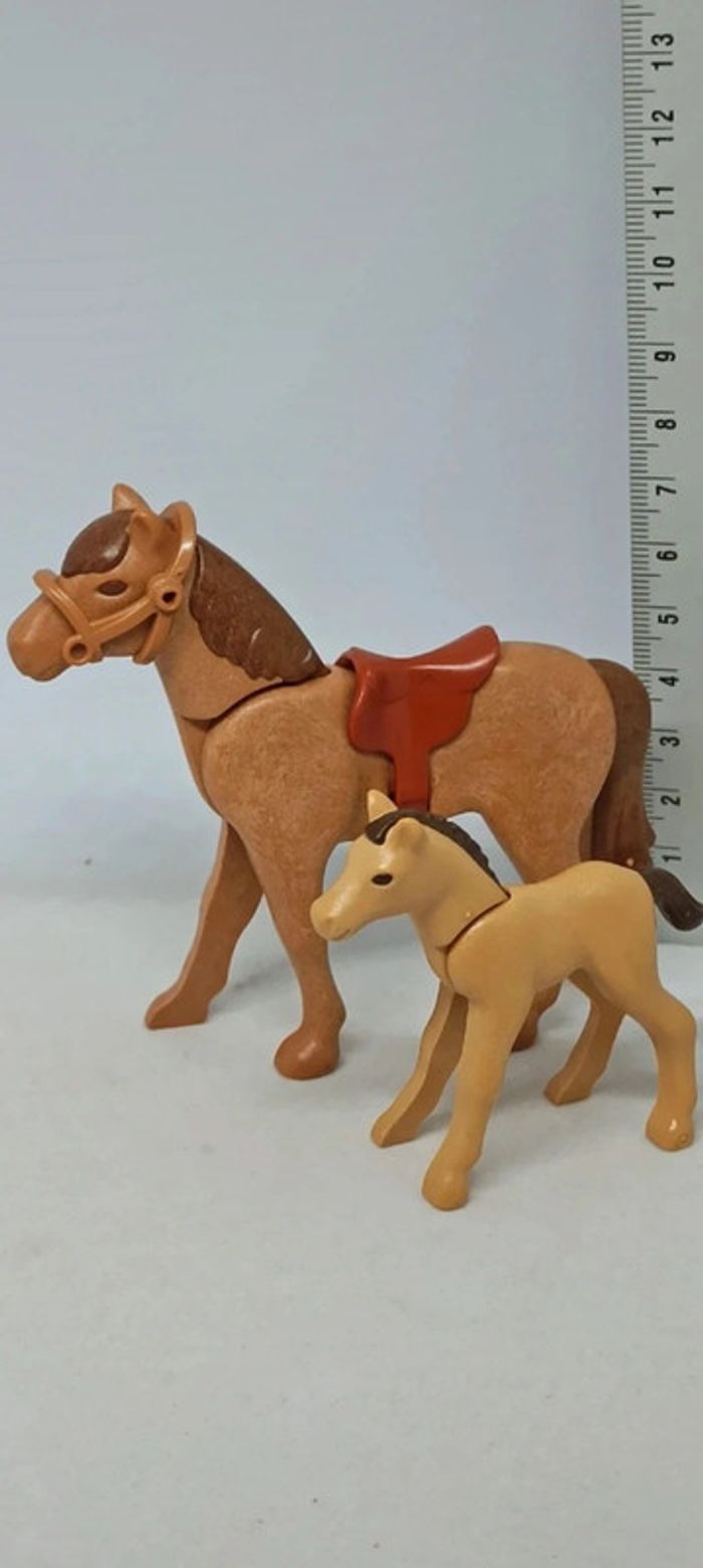Cheval marron avec selle et poulain playmobil