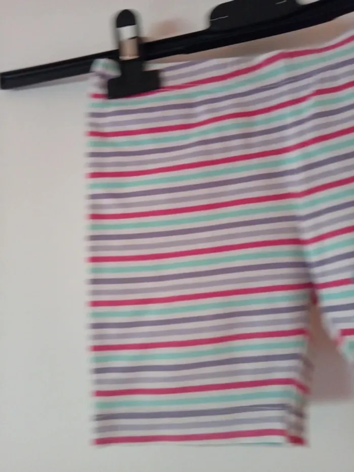 Joli short rayé. 2 ans - photo numéro 2