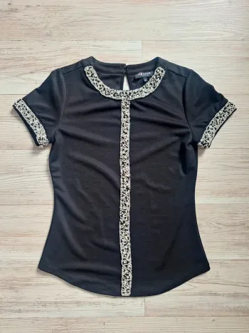 Tee shirt à perles et strass